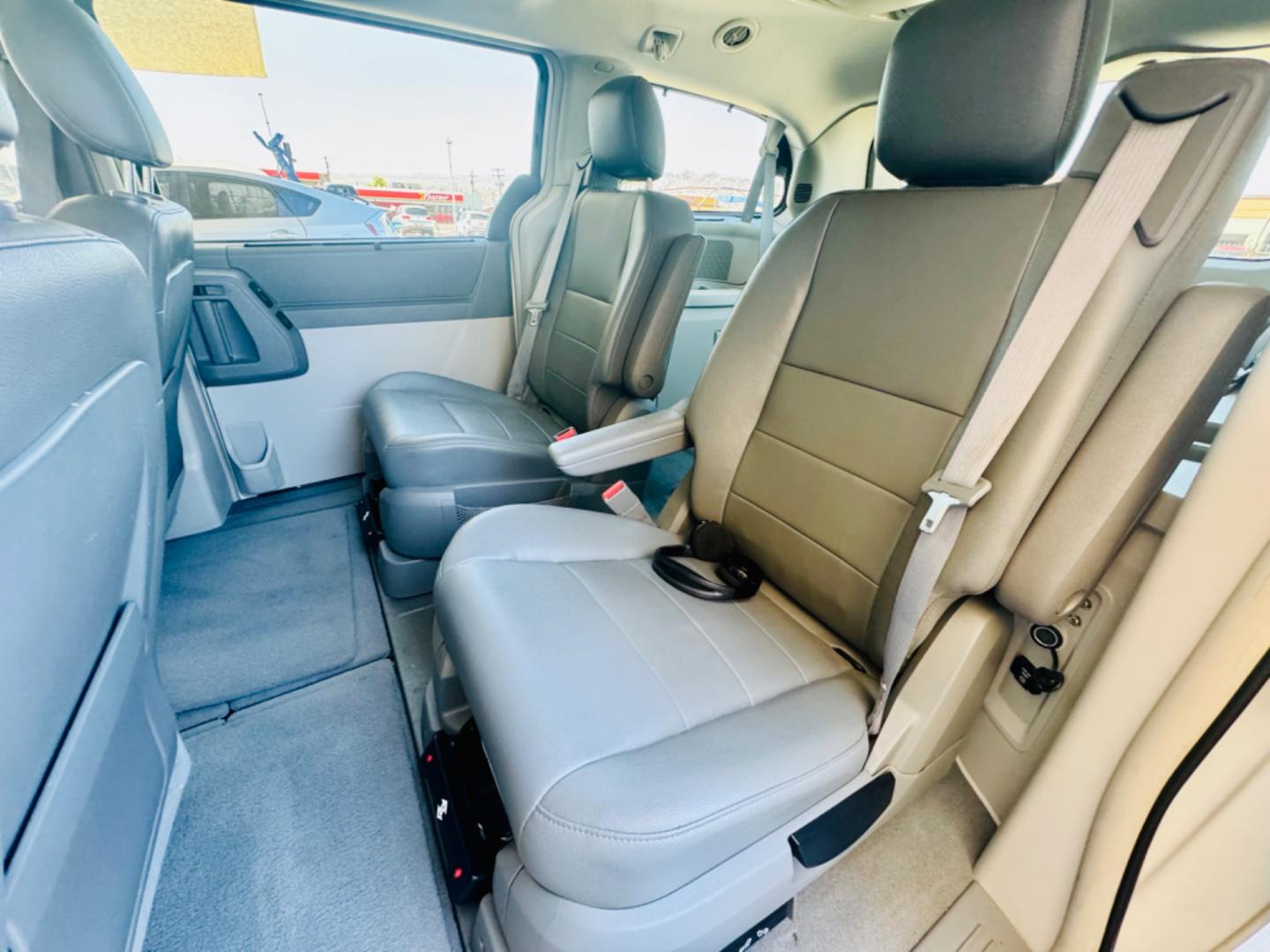 2008 White /black Dodge Caravan (2D8HN54XX8R) , located at 2190 Hwy 95, Bullhead City, AZ, 86442, (928) 704-0060, 0.000000, 0.000000 - 2008 Dodge caravan SXt. leather loaded, backup camera, bluetooth, satellite radio, rear tv,dvd player. moonroof. stow and go seating. seating for 7. rear folds down for bed. has table . free Carfax , free warranty. - Photo#6
